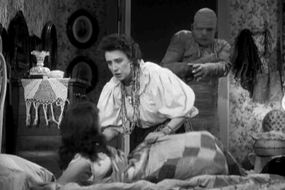 A scene from The Mummy's Curse 1944