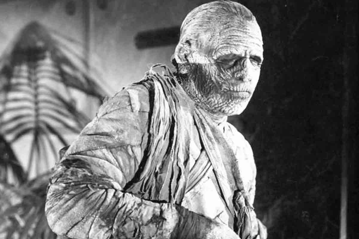 A scene from The Mummy's Tomb 1942