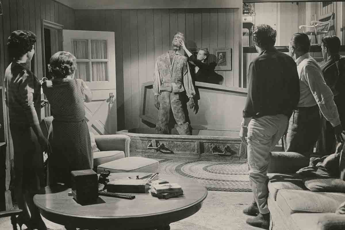 Scene from The Thing That Couldn't Die 1958